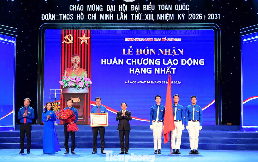 Đoàn TNCS Hồ Chí Minh đón nhận Huân chương Lao động hạng Nhất. (Ảnh: TPO)