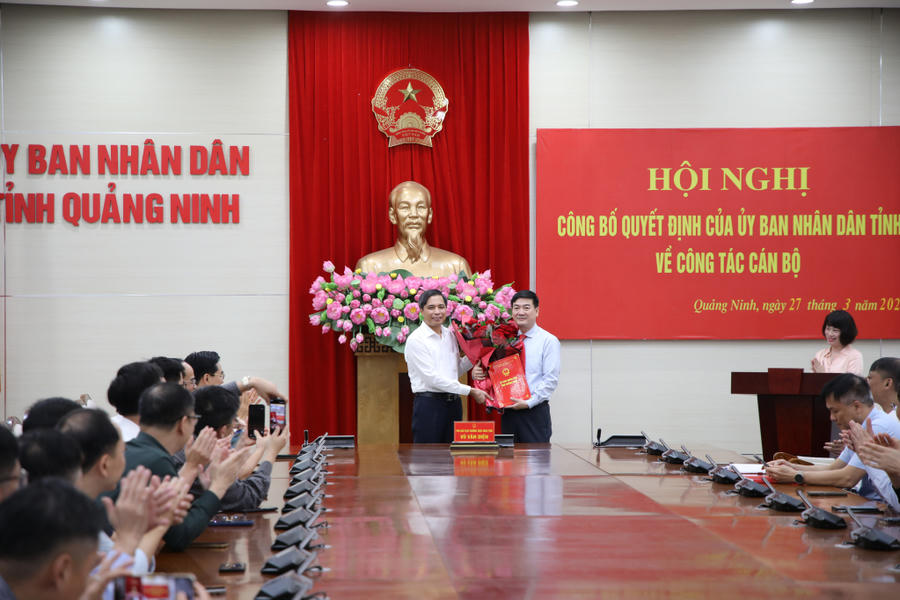 Ông Vũ Văn Diện, Phó Chủ tịch Thường trực UBND tỉnh Quảng Ninh trao quyết định về công tác cán bộ cho ông Đỗ Xuân Điệp.