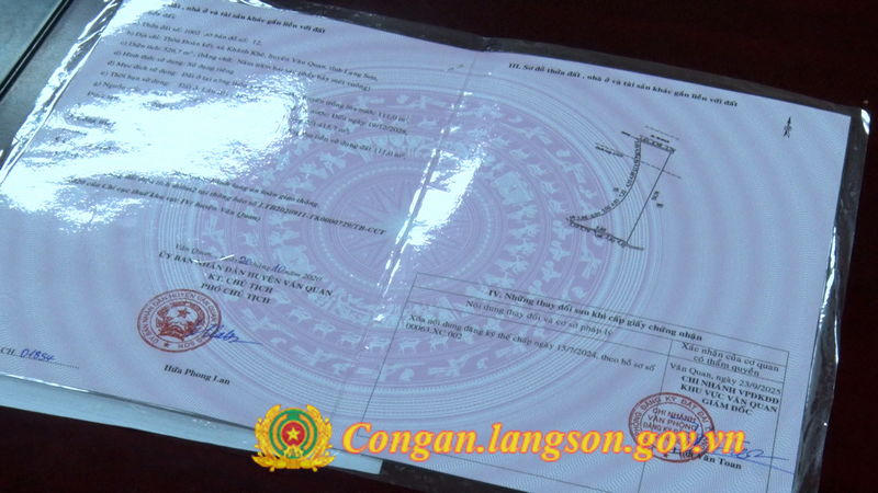 Giấy Chứng nhận quyền sử dụng đất giả của đối tượng Đinh Văn Thượng bị lực lượng Công an phát hiện, thu giữ. (Ảnh: Công an tỉnh Lạng Sơn)