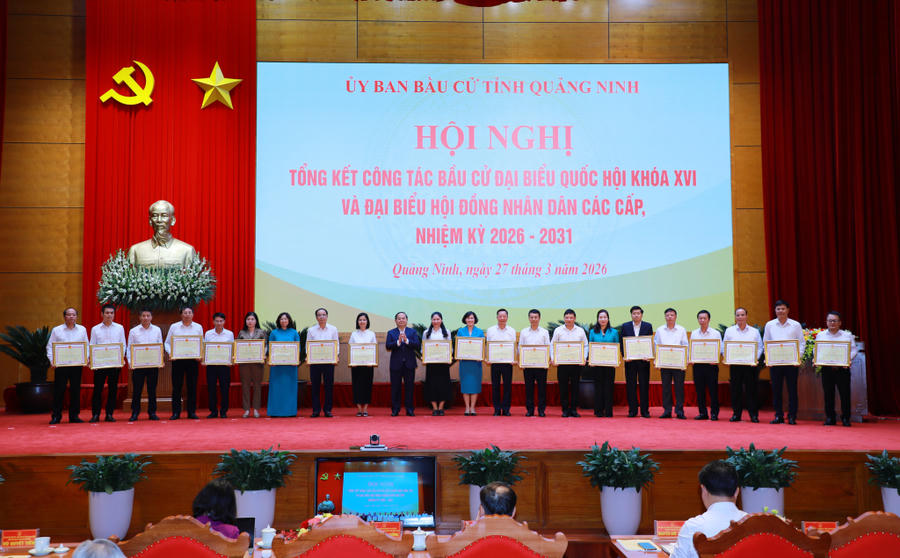 Nhiều cá nhân có thành tích xuất sắc đóng góp vào thành công của cuộc bầu cử được biểu dương, khen thưởng.