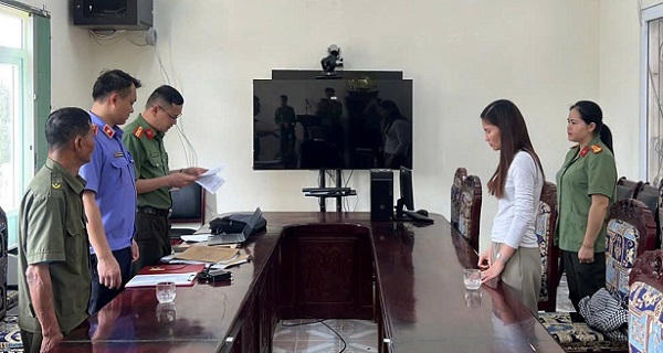 Cơ quan chức năng tống đạt quyết định khởi tố bị can và thi hành lệnh bắt tạm giam đối với Mai Thị Minh. (Ảnh: Công an tỉnh Cao Bằng).