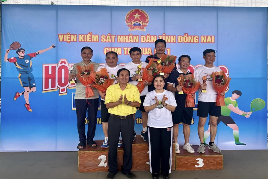 Ông Trần Văn Cường – Phó Viện trưởng VKSND Thành phố Hồ Chí Minh và ông Trương Bùi Nhã Linh – Phó Viện trưởng VKSND khu vực 2 trao giải giao hữu cho các vận động viên