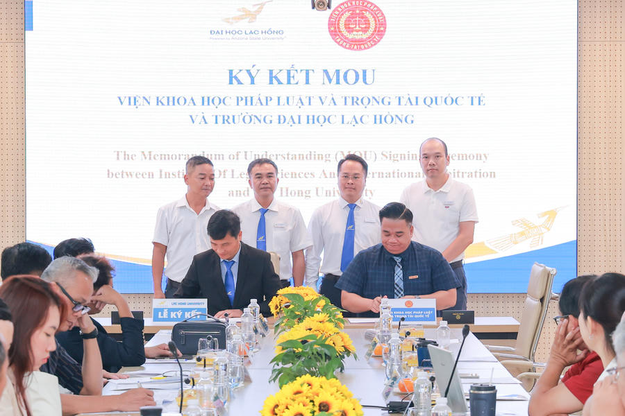 PGS.TS Nguyễn Vũ Quỳnh - Phó Hiệu trưởng Trường Đại học Lạc Hồng và ThS Nguyễn Duy Khương - Phó Viện trưởng, Viện Khoa học Pháp luật và Trọng tài Quốc tế ký kết thỏa thuận hợp tác giai đoạn 2026-2029.