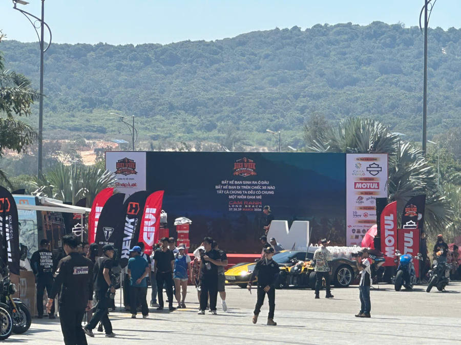 Người dân và du khách tham dự chương trình.