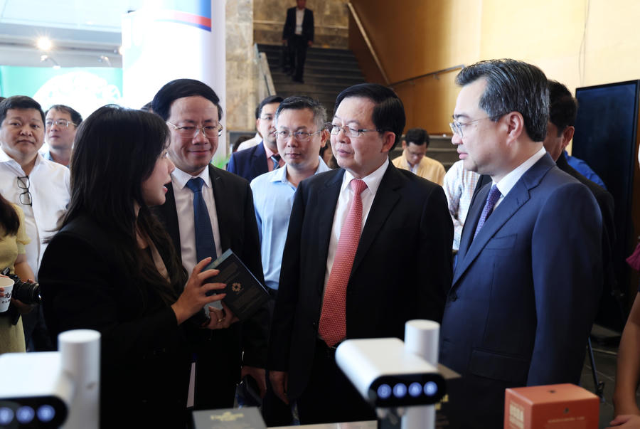 Trưởng ban Chính sách, chiến lược Trung ương Nguyễn Thanh Nghị, Phó Thủ tướng Hồ Quốc Dũng cùng lãnh đạo tỉnh Gia Lai tham quan các gian hàng - Ảnh: VGP/Gia Huy