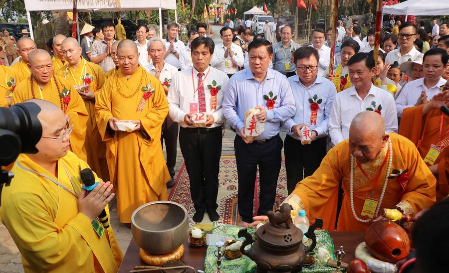 Nghi thức đặt viên gạch đầu tiên để xây dựng chùa Da sau Lễ động thổ.