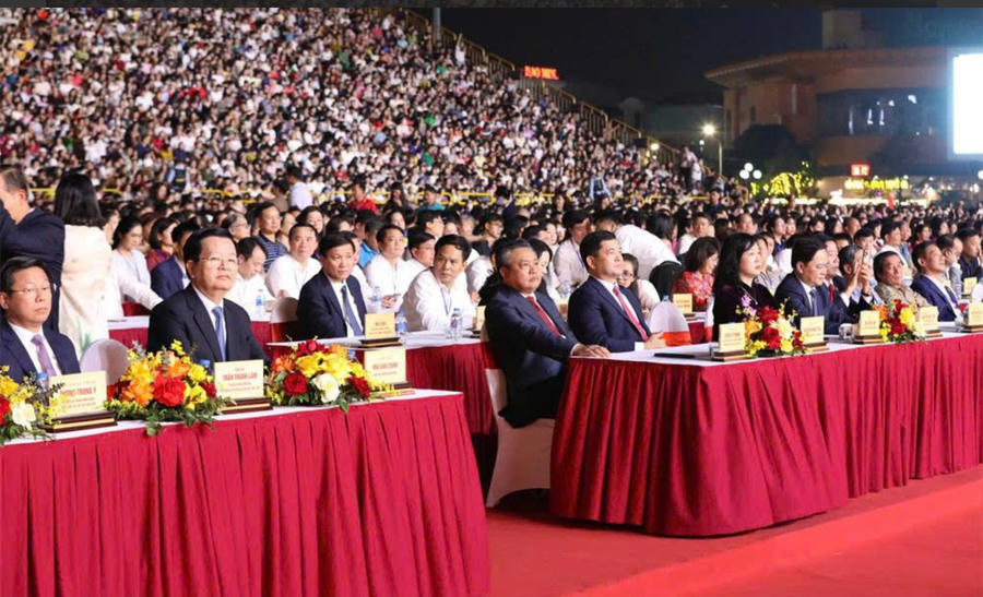 Ủy viên Bộ Chính trị, Bí thư Trung ương Đảng, Chủ nhiệm Ủy ban Kiểm tra Trung ương Trần Sỹ Thanh và Phó Thủ tướng Chính phủ Mai Văn Chính cùng các đại biểu dự buổi lễ - Ảnh: Báo Bắc Ninh