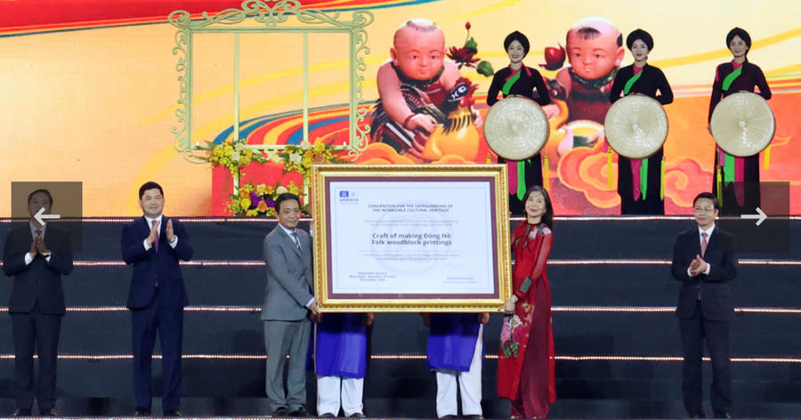 Bà Pauline Tamesis, Điều phối viên thường trú LHQ tại Việt Nam trao Bằng của UNESCO ghi danh "Nghề làm tranh dân gian Đông Hồ vào Danh sách Di sản văn hóa phi vật thể cần bảo vệ khẩn cấp" cho lãnh đạo Bộ Văn hóa, Thể thao và Du lịch - Ảnh: Báo Bắc Ninh