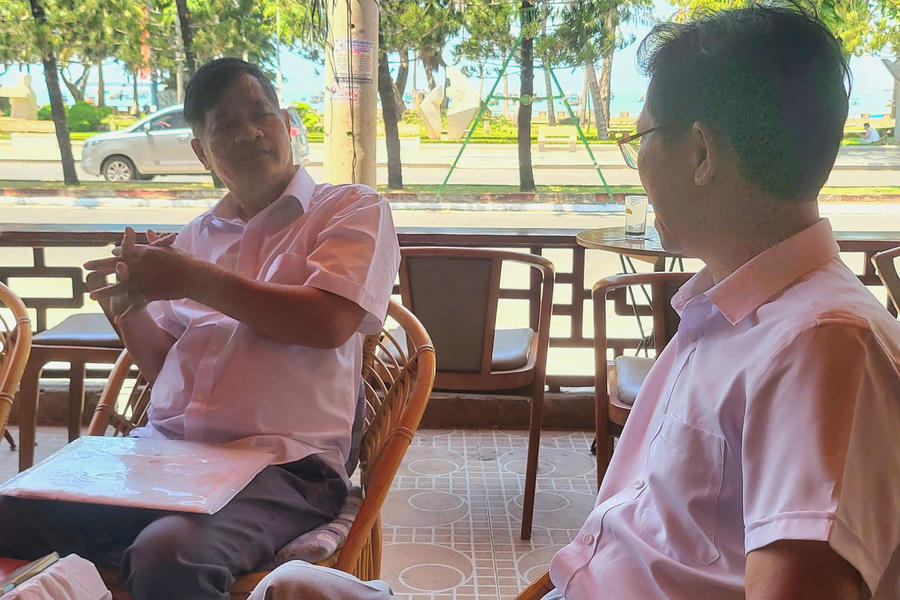 Ông Trịnh Mạnh Thắng (cư trú tại số 51 Trưng Nhị, phường Vũng Tàu, TP.HCM) đang trao đổi với PV Báo PLVN.