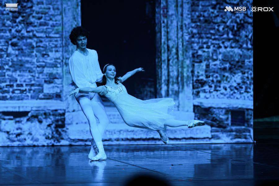 Những chuyển động hình thể vừa nhẹ nhàng, thướt tha như lụa, vừa cuồng nhiệt, nồng cháy đầy tinh tế và mê hoặc.