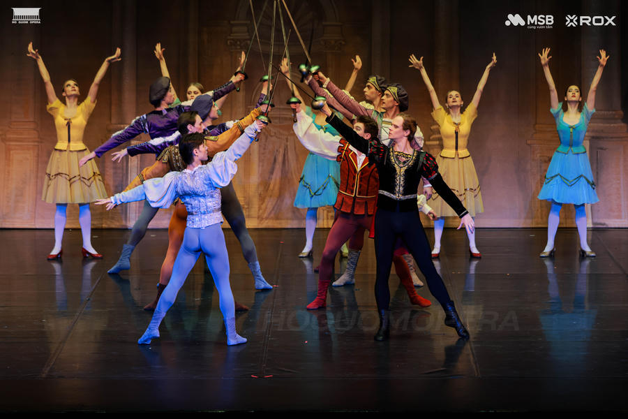 Vượt ra khỏi những trang viết bất hủ của đại thi hào William Shakespeare, câu chuyện tình yêu của Romeo và Juliet đã được chuyển tải qua nhiều loại hình nghệ thuật. Trên sân khấu Nhà hát Hồ Gươm, Russian State Ballet (Moscow) mang đến một phiên bản sống động được kể bằng ngôn ngữ hình thể tinh tế của ballet hòa quyện cùng âm nhạc giàu kịch tính của Sergei Prokofiev, tạo nên những trải nghiệm giàu cảm xúc và ám ảnh.