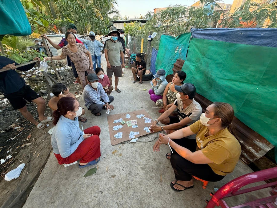 Lực lượng chức năng bắt giữ các đối tượng.