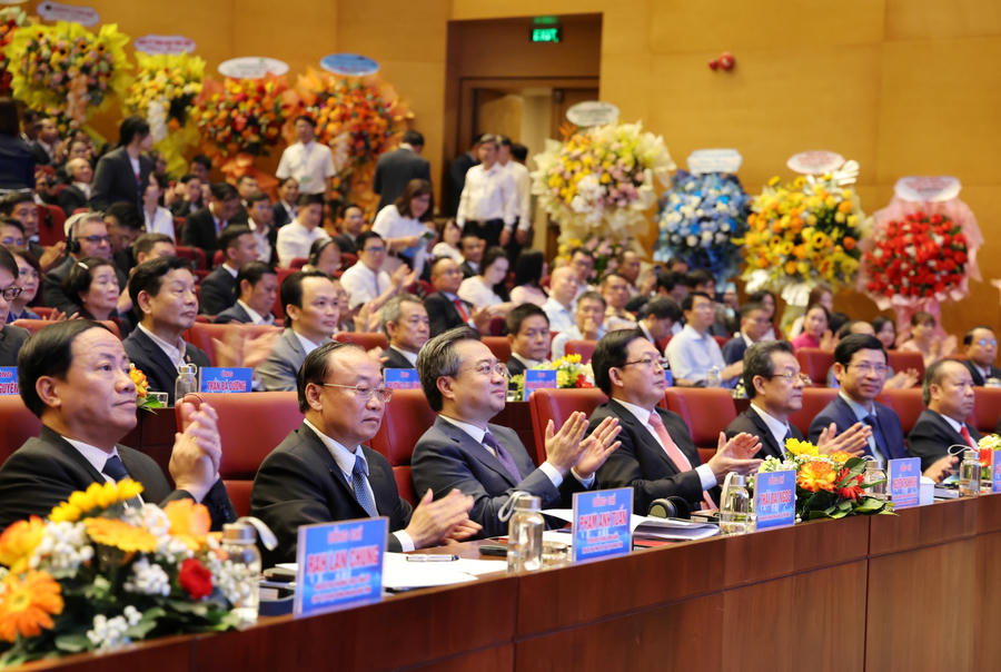 Trưởng ban Chính sách, chiến lược Trung ương Nguyễn Thanh Nghị, Phó Thủ tướng Hồ Quốc Dũng và các đại biểu dự Hội nghị xúc tiến đầu tư tỉnh Gia Lai - Ảnh: VGP/Gia Huy