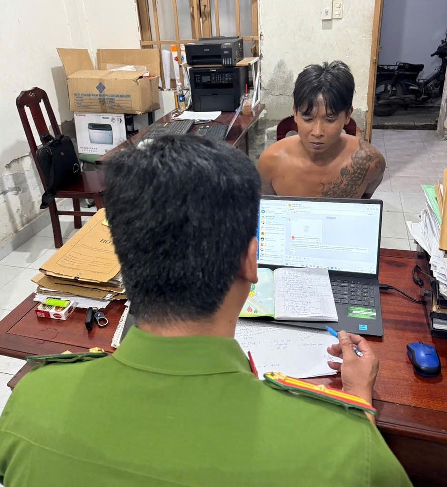 Lực lượng chức năng bắt giữ các đối tượng.