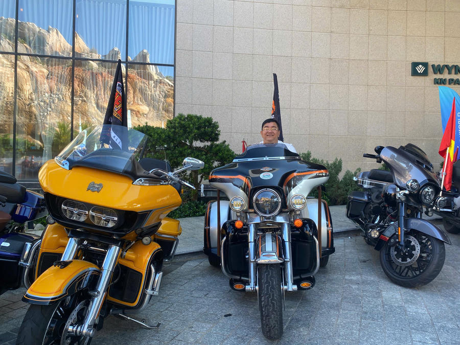 Du khách tranh thủ check-in với các siêu xe.