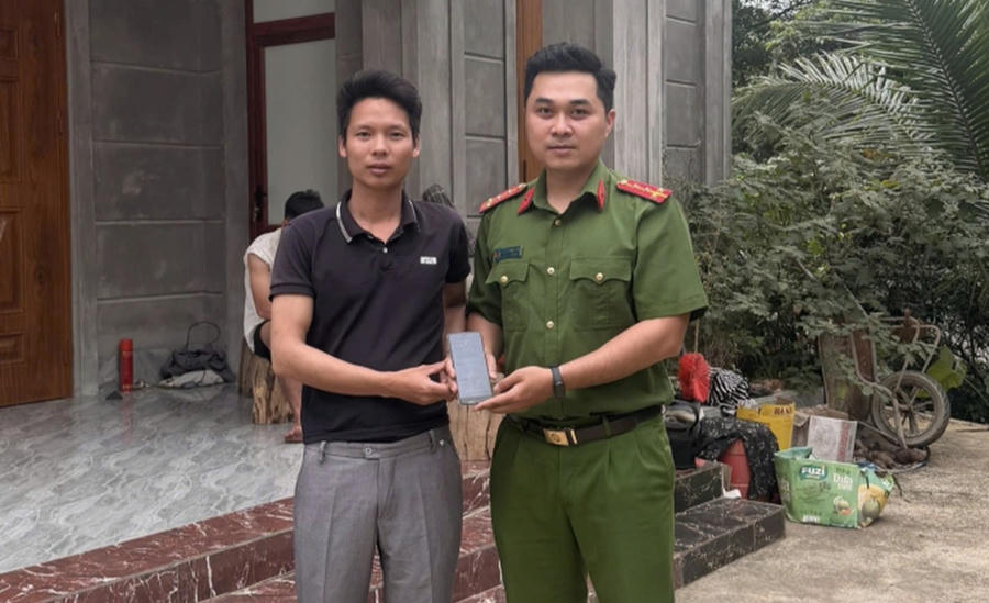 Dưới sự hướng dẫn và chứng kiến của công an, anh Thăng vừa thực hiện các thủ tục chuyển trả đầy đủ 60 triệu đồng cho chị C..