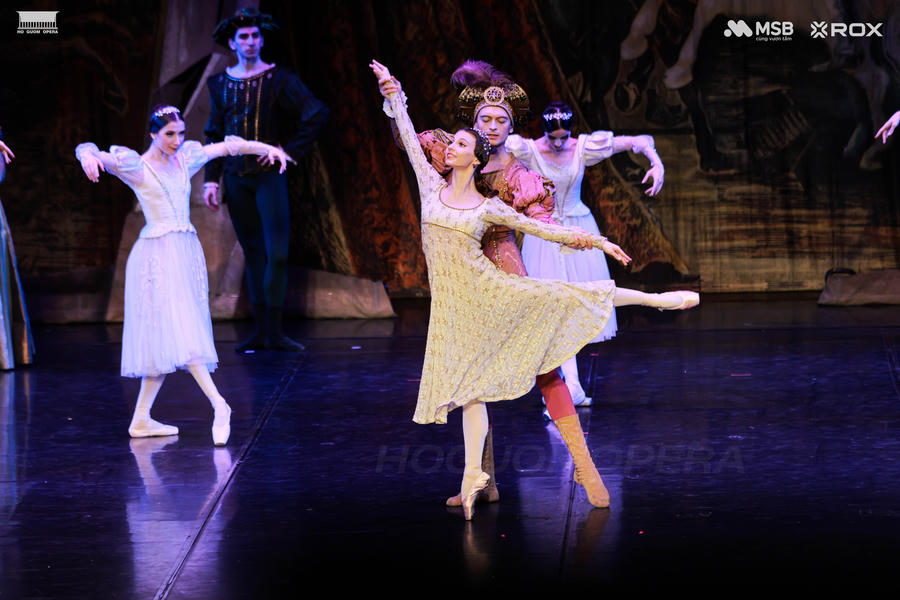 Các màn múa đôi (pas de deux) được thể hiện với kỹ thuật điêu luyện và sự phối hợp ăn ý giữa các nghệ sĩ, mở ra các cao trào cảm xúc là điểm nhấn của vở diễn.