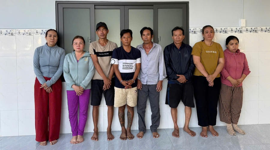 Lực lượng chức năng bắt giữ các đối tượng.