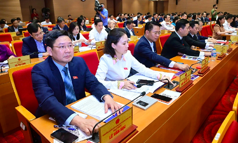 Đại biểu bấm nút thông qua Nghị quyết Quy hoạch tổng thể Thủ đô 100 năm.