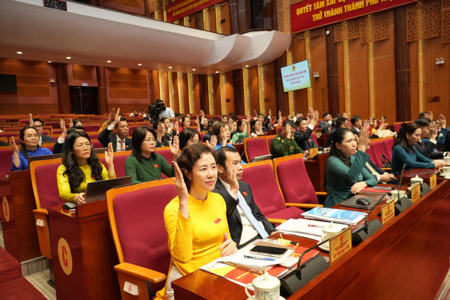 Các đại biểu biểu quyết thông qua Nghị quyết tại kỳ họp thứ nhất, HĐND tỉnh Quảng Ninh khoá XV.