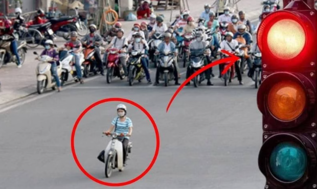 Vượt đèn đỏ là hành vi bị tăng nặng mức xử phạt tại Nghị định 168 so với Nghị định 100. Ảnh minh họa: Internet