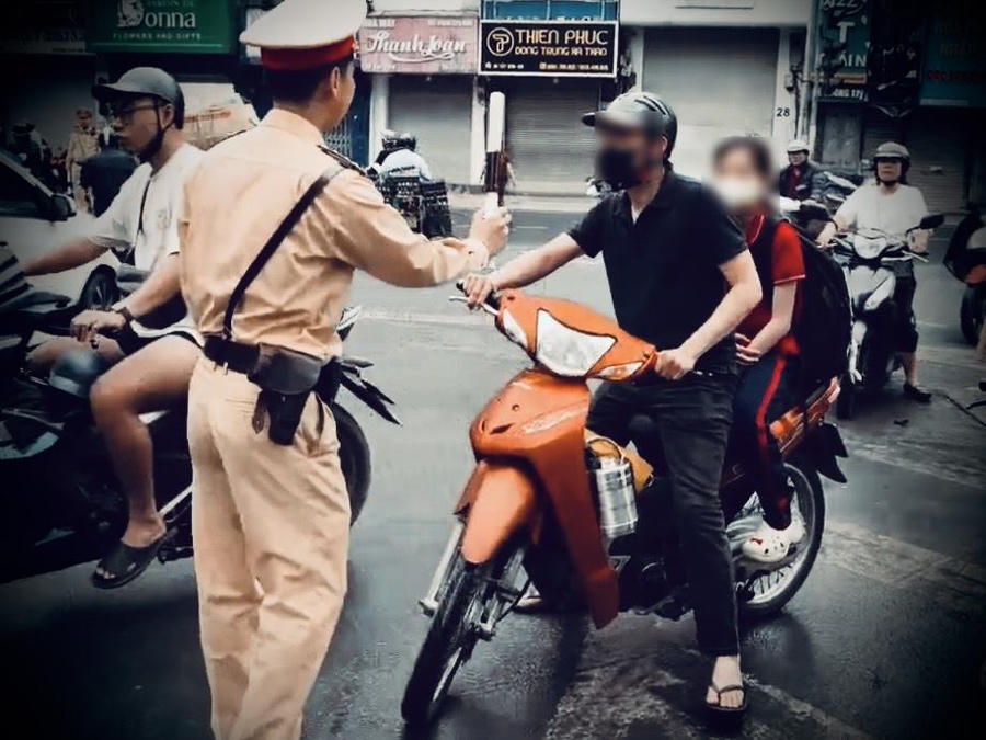 Chở con đi học nhưng không đội mũ bảo hiểm cho con, phản ánh sự thiếu trách nhiệm của người lớn.