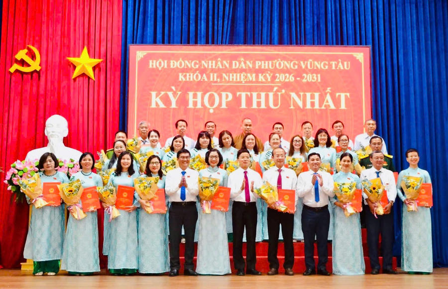 Trao giấy chứng nhận đại biểu HĐND phường Vũng Tàu khoá II.