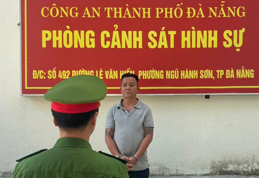 Cơ quan CSĐT đọc quyết định khởi tố và lệnh tạm giam đối với Đặng Phước Long.