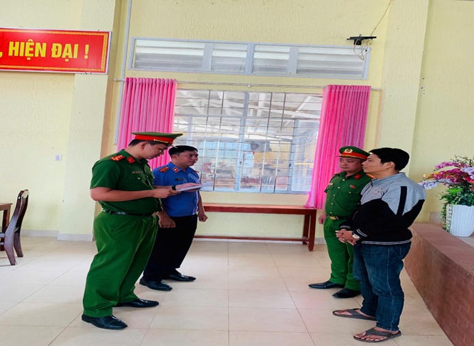 Lực lượng chức năng tống đạt Quyết định khởi tố bị can và thi hành lệnh bắt tạm giam bị can.