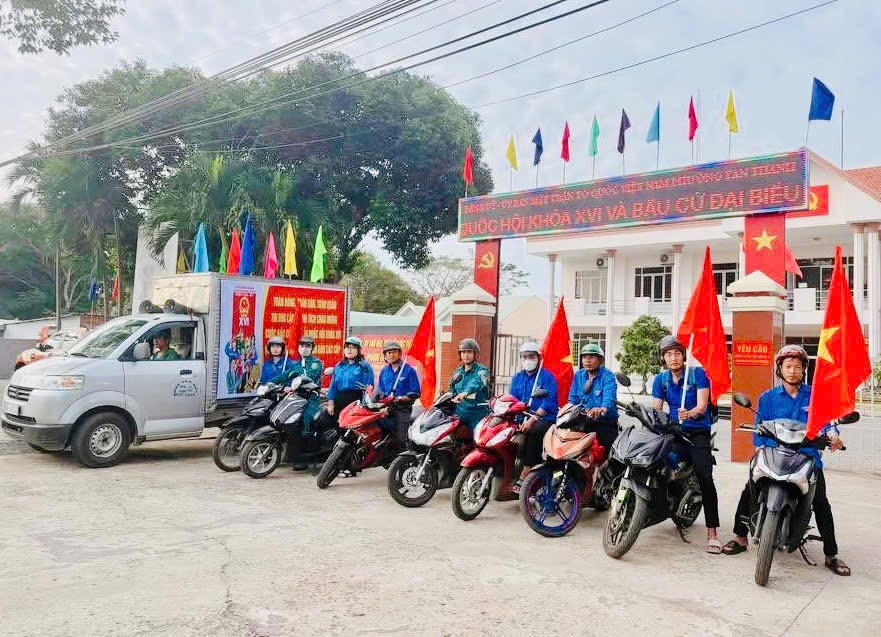 Tuổi trẻ phường Tân Thành tích cực tuyên truyền lưu động bầu cử các cấp.