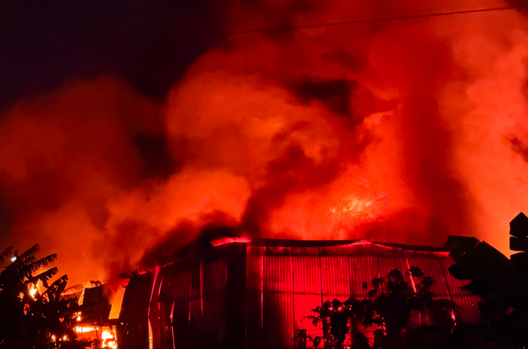 Lực lượng chức năng điều xe cứu hoả,&nbsp;máy xúc đến hiện trường vụ cháy xưởng gỗ đối diện Bệnh viện K Tân Triều để dập lửa và khống chế đám cháy.