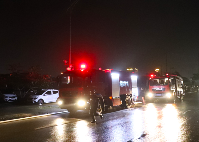 Lực lượng chức năng điều xe cứu hoả,&nbsp;máy xúc đến hiện trường vụ cháy xưởng gỗ đối diện Bệnh viện K Tân Triều để dập lửa và khống chế đám cháy.