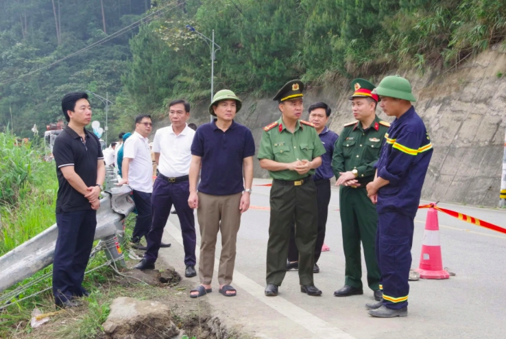 Phó Chủ tịch UBND tỉnh Phú Thọ Vũ Việt Văn và Phó Giám đốc Công an tỉnh Phú Thọ Nguyễn Văn Công đến hiện trường chỉ đạo công tác CNCH các nạn nhân.