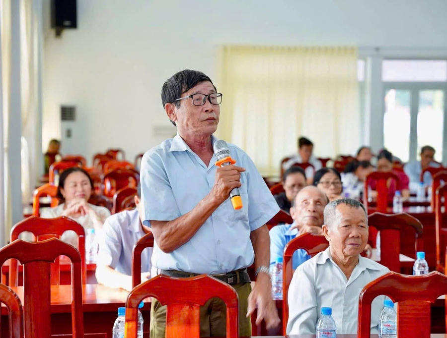 Người dân phường Tân Thành đóng góp ý kiến tại buổi tiếp xúc cử tri.