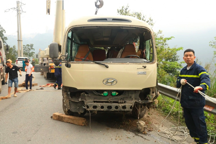 Chiếc xe khách 29 chỗ chở nhân viên ngân hàng được xác định đã lao xuống vực tại Tam Đảo.