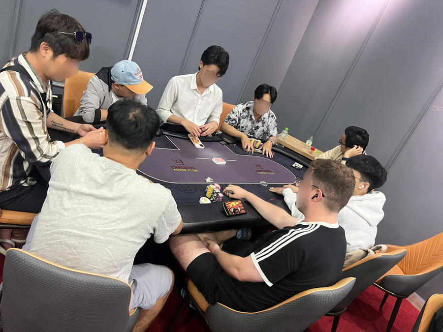 Những người không phải là thành viên CLB chơi poker (Ảnh CA TP Đà Nẵng)