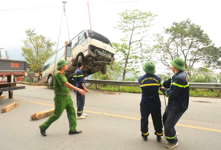 Chiếc xe khách 29 chỗ chở nhân viên ngân hàng được xác định đã lao xuống vực tại Tam Đảo.