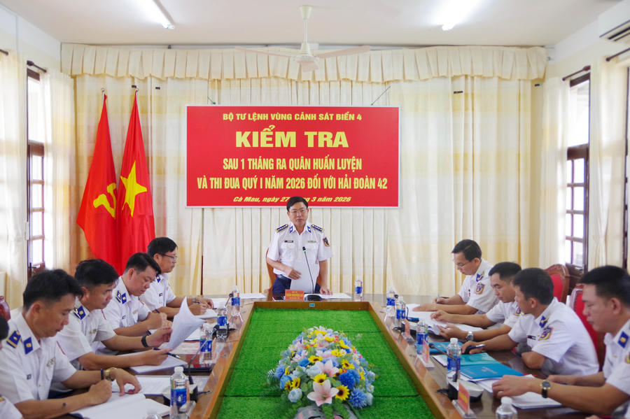 Đại tá Trần Nguyên Lai - Trưởng đoàn kiểm tra quán triệt nội dung kiểm tra đối với Hải đoàn 42 phát biểu.