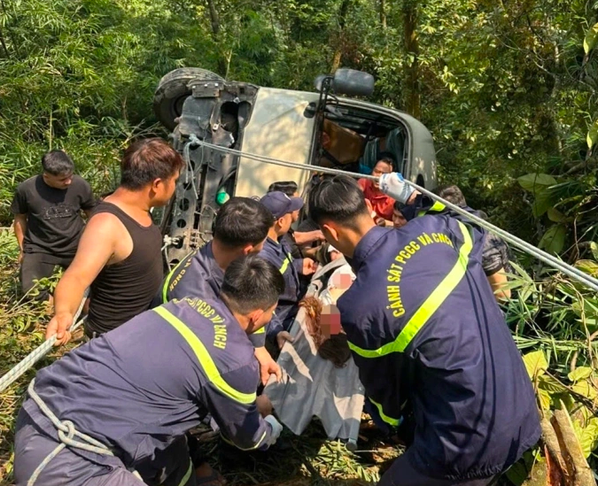 Ngay sau khi nhận được thông tin vụ tai nạn, các lực lượng chức năng của tỉnh Phú Thọ đã tập trung công tác cứu hộ đưa người bị thương ra khỏi xe.