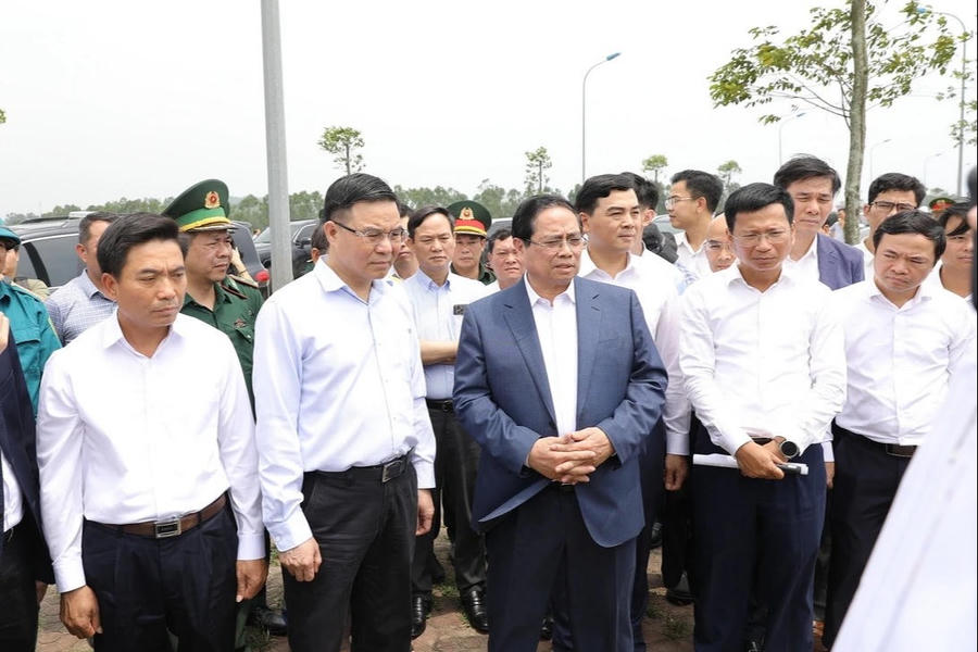 Thủ tướng Chính phủ Phạm Minh Chính kiểm tra địa điểm mặt bằng dự kiến xây dựng kho dự trữ dầu tại phường Hải Bình. Thủ tướng Chính phủ Phạm Minh Chính kiểm tra địa điểm mặt bằng dự kiến xây dựng kho dự trữ dầu tại phường Hải Bình.