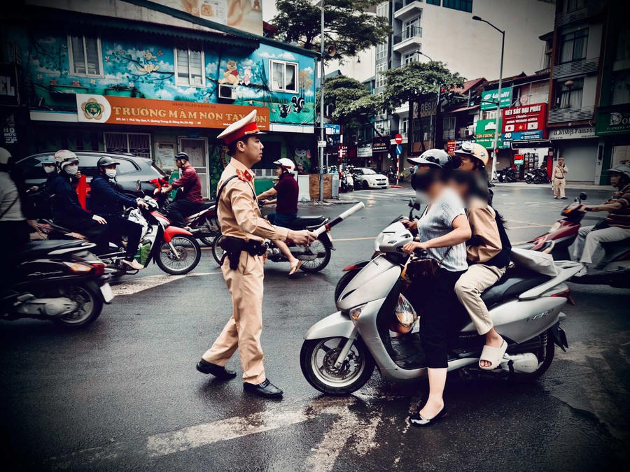 Khi cha mẹ chưa nghiêm túc chấp hành, “tấm gương” ấy sẽ khó phát huy vai trò định hướng đối với con trẻ.