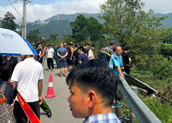 Hiện trường vụ tai nạn xe khách lao xuống vực ở xã Tam Đảo, tỉnh Phú Thọ.