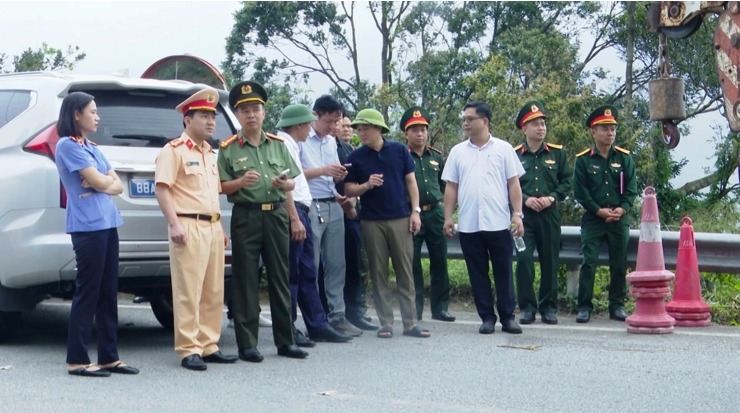 Chiếc xe khách 29 chỗ chở nhân viên ngân hàng được xác định đã lao xuống vực tại Tam Đảo.