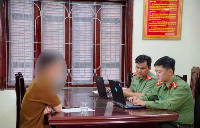 Công an làm việc với ông Q. (Ảnh: An ninh Điện Biên).