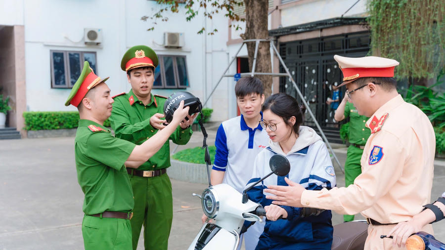 Công an Hà Nội thường xuyên tuyên truyền pháp luật và hướng dẫn kỹ năng tham gia giao thông an toàn cho học sinh.