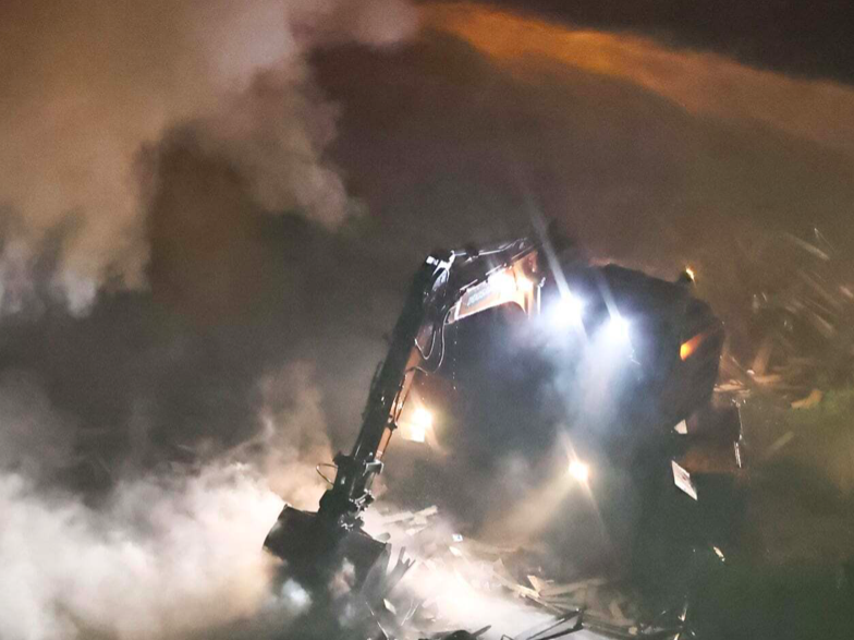 Lực lượng chức năng điều xe cứu hoả,&nbsp;máy xúc đến hiện trường vụ cháy xưởng gỗ đối diện Bệnh viện K Tân Triều để dập lửa và khống chế đám cháy.