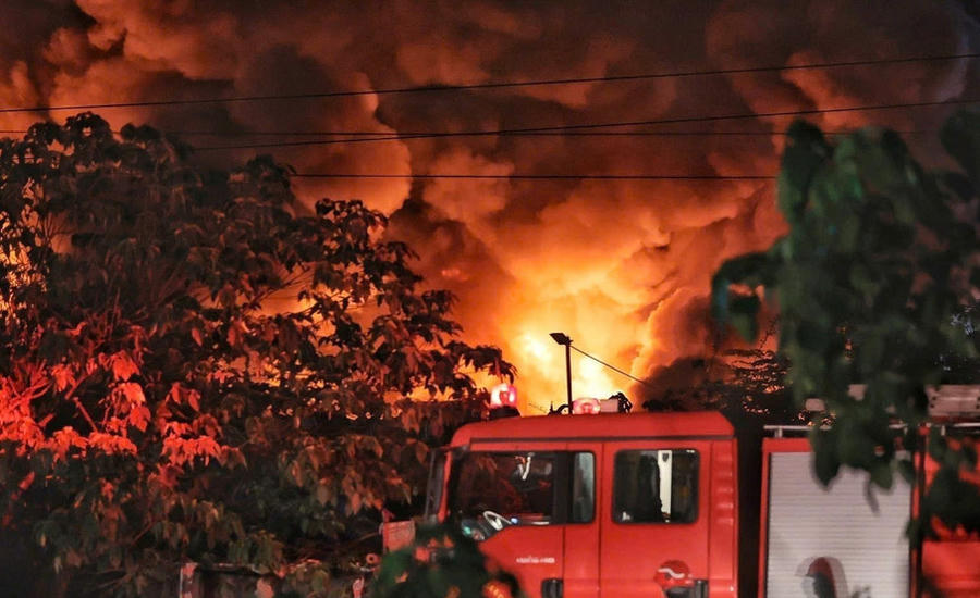 Hỏa hoạn hình thành đám cháy với cột khói khổng lồ, nhiều phương tiện chữa cháy đã có mặt khẩn trương khống chế đám cháy trong đêm.