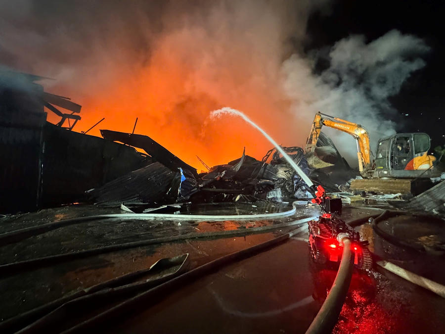 Lực lượng Cảnh sát PCCC&CNCH sử dụng Robot chữa cháy chuyên dùng tổ chức chữa cháy.