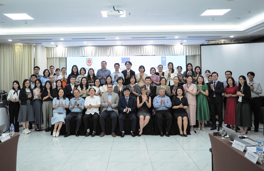 Các đại biểu tham dự chụp ảnh lưu niệm tại Hội thảo. Các đại biểu tham dự chụp ảnh lưu niệm tại Hội thảo.