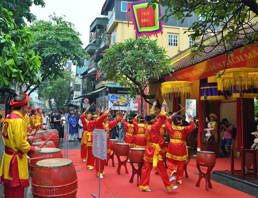 Trong ngày khai mạc, các nghi lễ quan trọng như tuyên đọc chúc văn, đánh trống khai hội và tế Nam quan được thực hiện bài bản